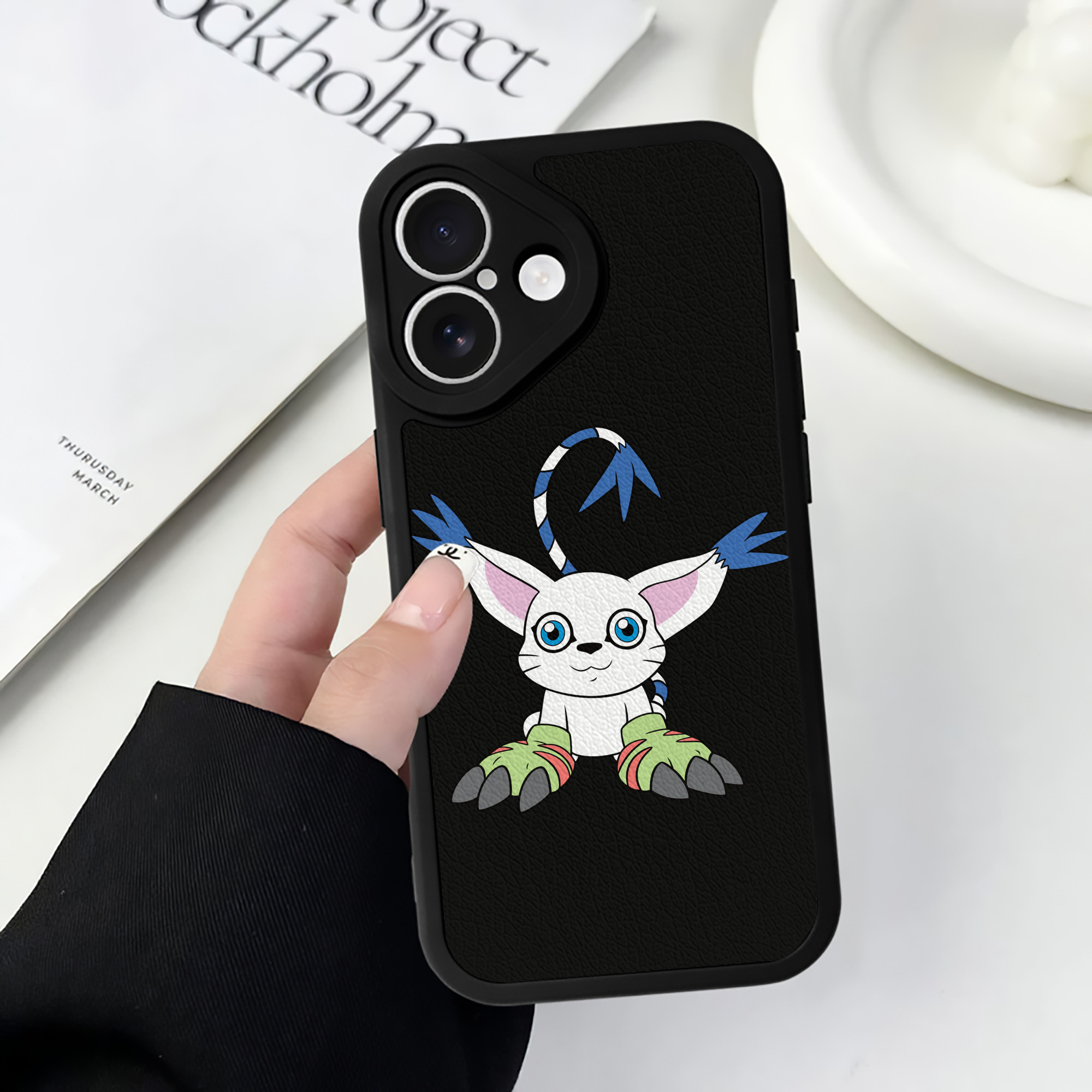 （画像用） Digimon デジタルモンスター/デジモン 【iPhone 16シリーズ対応】シリコンスマホケース（レザー調） 材質：シリコン